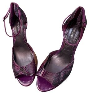Women’s White House Black Market Dark purple snake skin stilettos!size 9!! EUC!